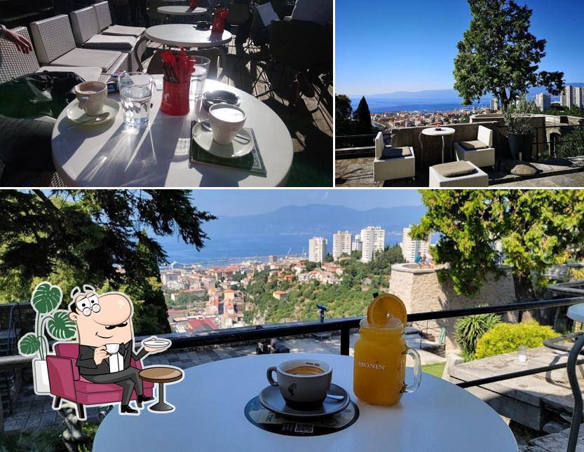 Kava na terasi s pogledom na Kvarner